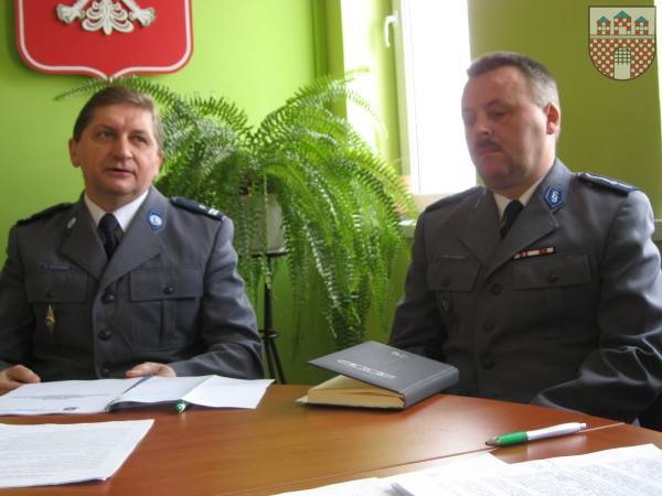 : Na fot. Od lewej komendant policji w Myszkowie Henryk Sieradzki oraz kierownik żareckiego posterunku Jacek Motylewski.